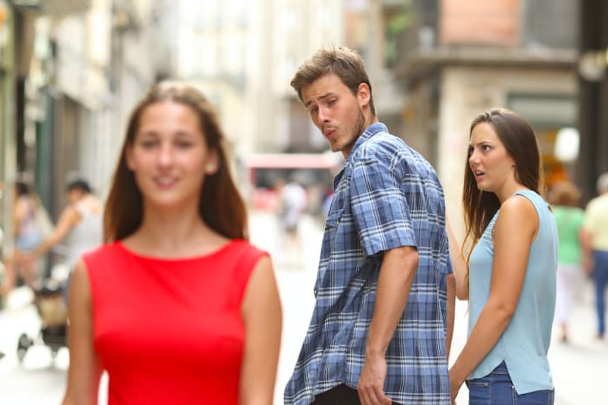 Distracted Boyfriend meme about IZIMINI